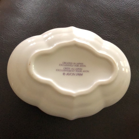 Vintage Avon Memories Porcelain Music Box Excellent Condition Music still plays. - Picture 3 of 5